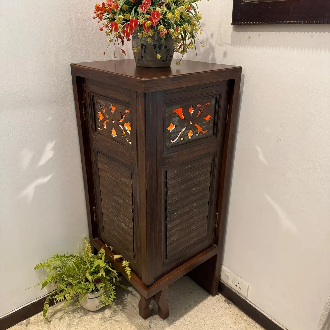 Corner cabinet : Bakhuda